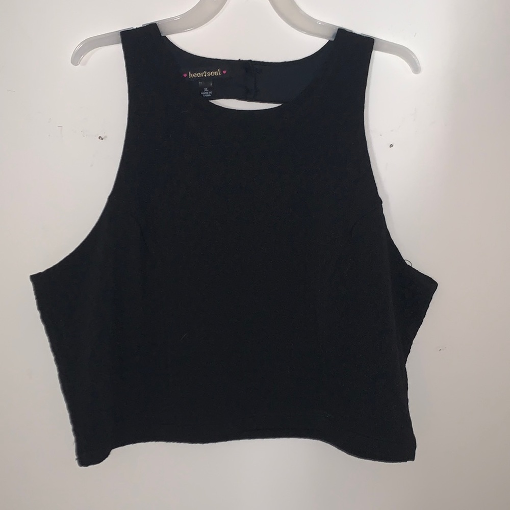black XL crop top with button back and cut out desgin✨